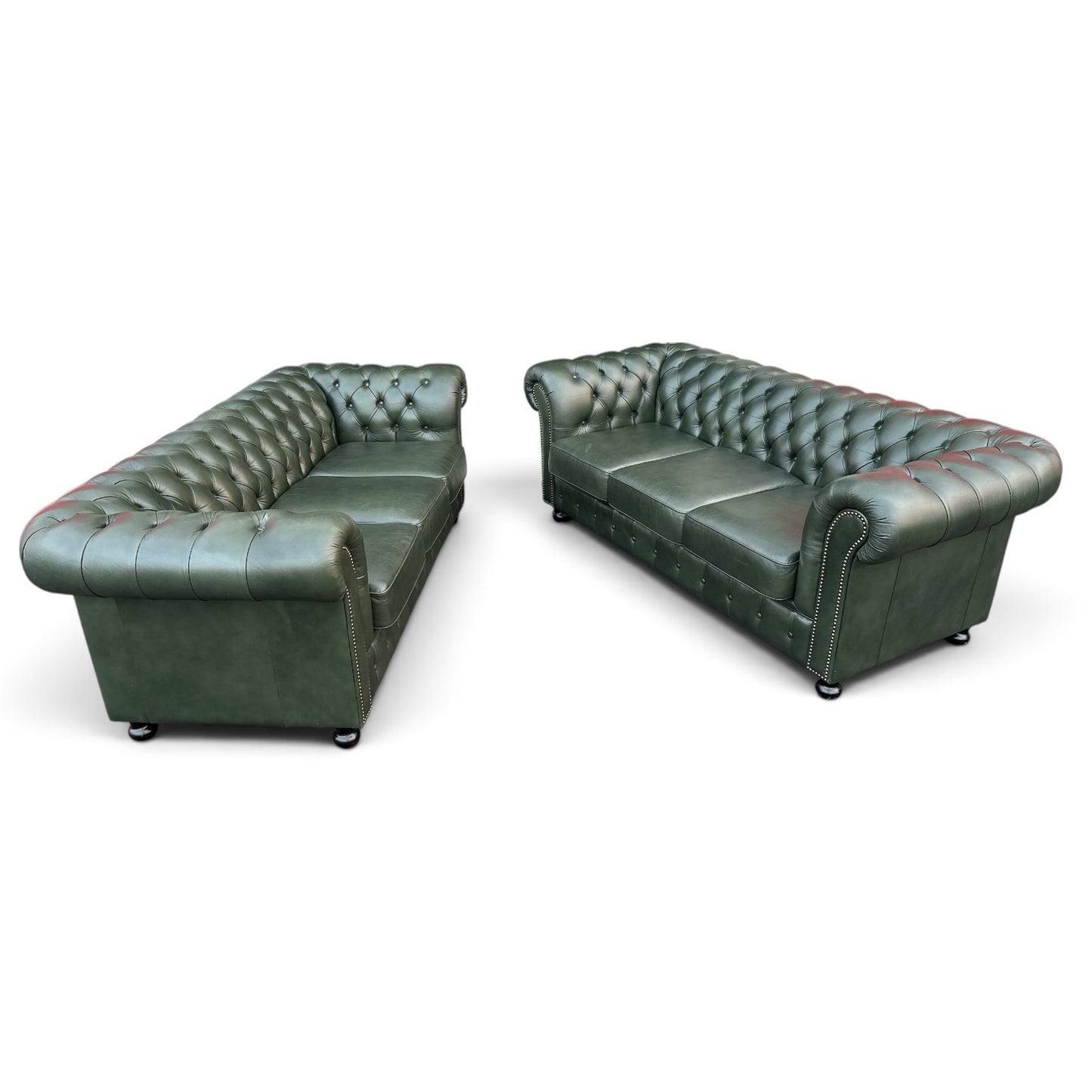 Engelska Chesterfield 3-sits soffor i mörkgrönt läder, 2 stycken