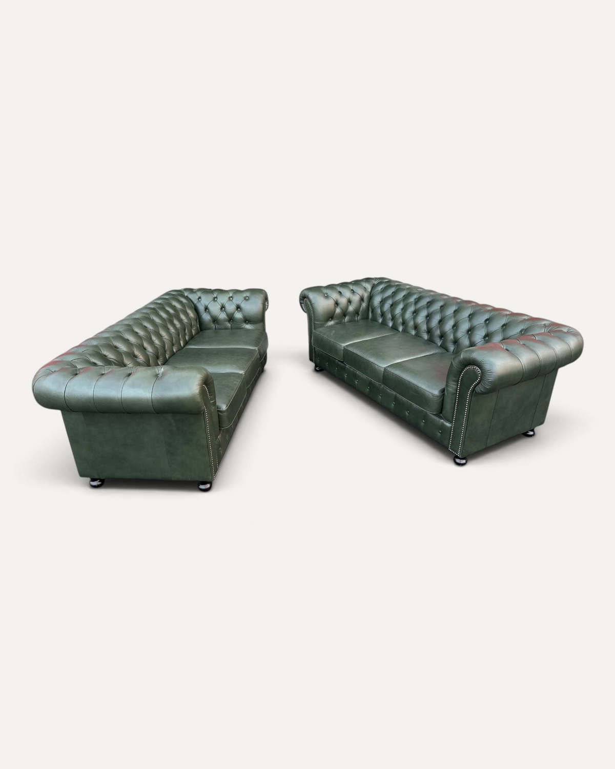 Två engelska Chesterfield 3-sitssoffor i mörkgrönt läder – Chesterhome