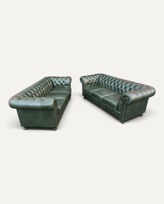 Två engelska Chesterfield 3-sitssoffor i mörkgrönt läder – Chesterhome