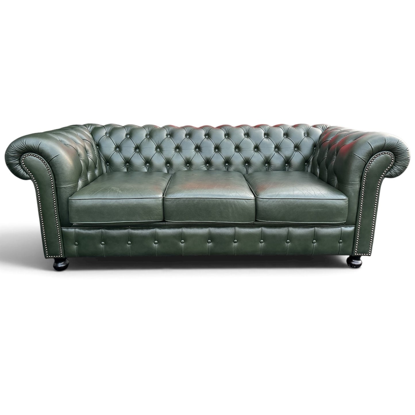 Engelska Chesterfield 3-sits soffor i mörkgrönt läder, 2 stycken
