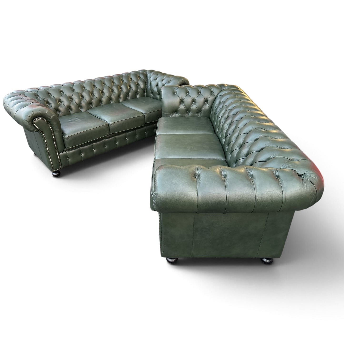 Engelska Chesterfield 3-sits soffor i mörkgrönt läder, 2 stycken