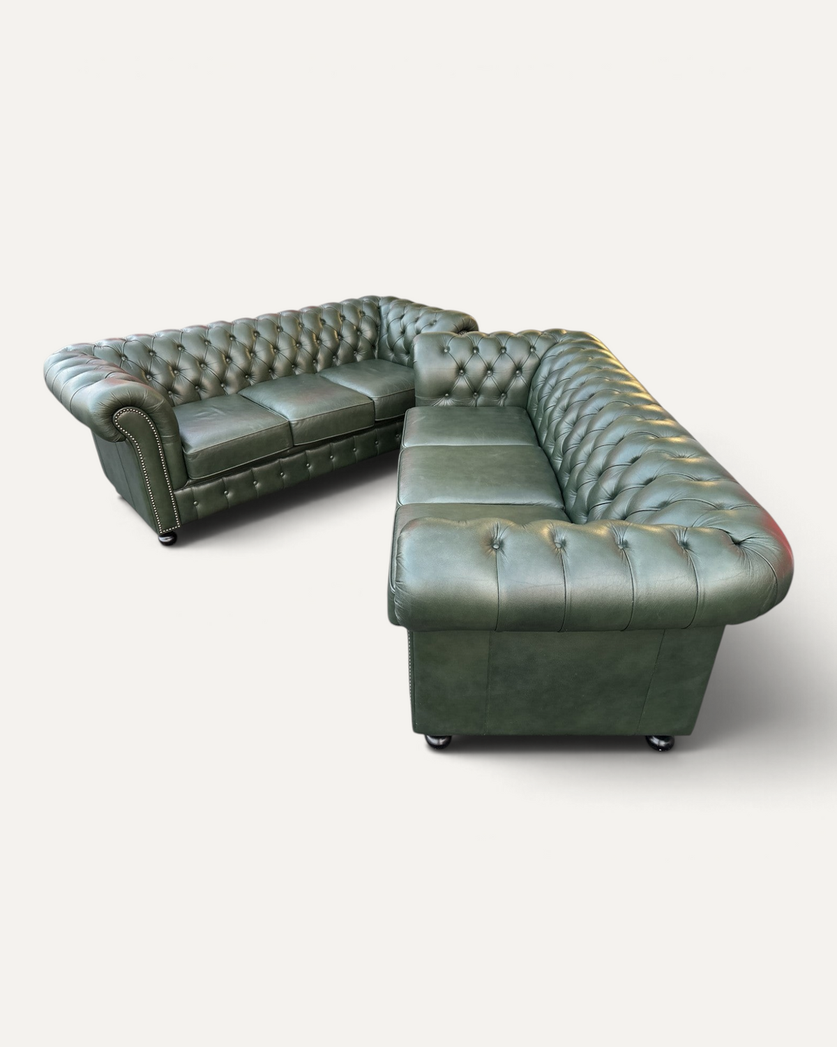 Två engelska Chesterfield 3-sitssoffor i mörkgrönt läder – bild 3 – Chesterhome