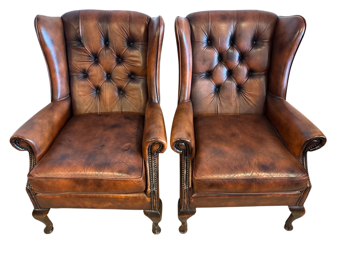Par Engelska Wingback Fåtöljer i Cognacsfärgat Läder