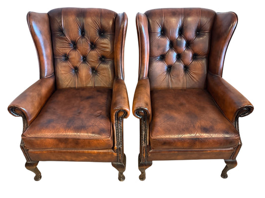 Par Engelska Wingback Fåtöljer i Cognacsfärgat Läder