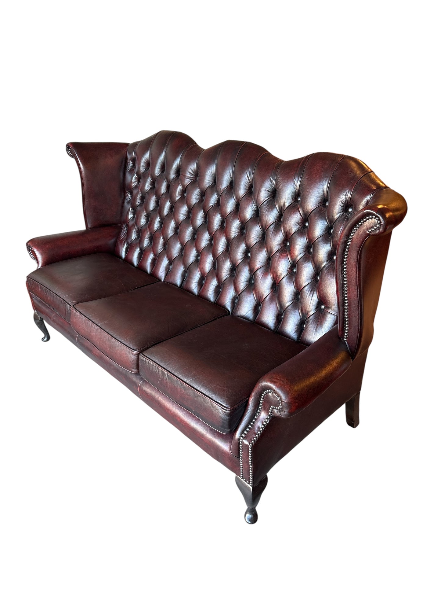Engelsk "high-back" Chesterfield-soffa i oxblod läder