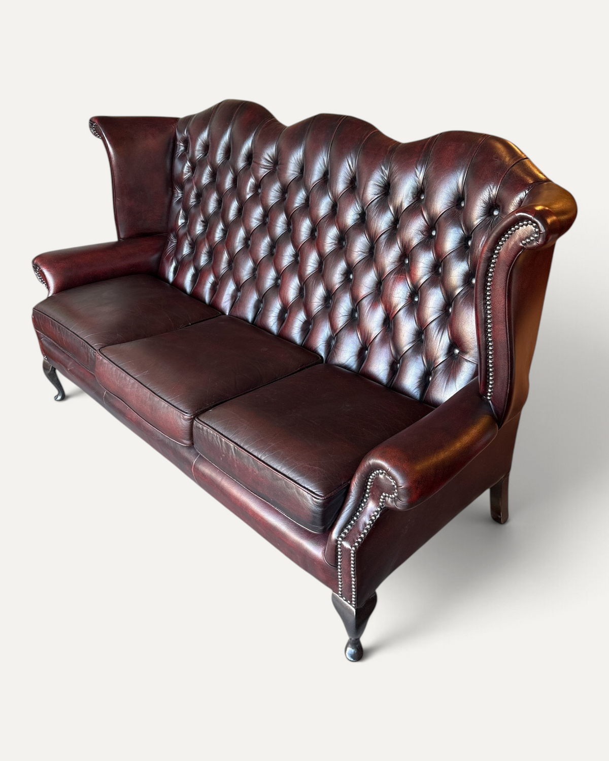 Engelsk high-back Chesterfield-soffa i oxblood läder – bild 3 – Chesterhome