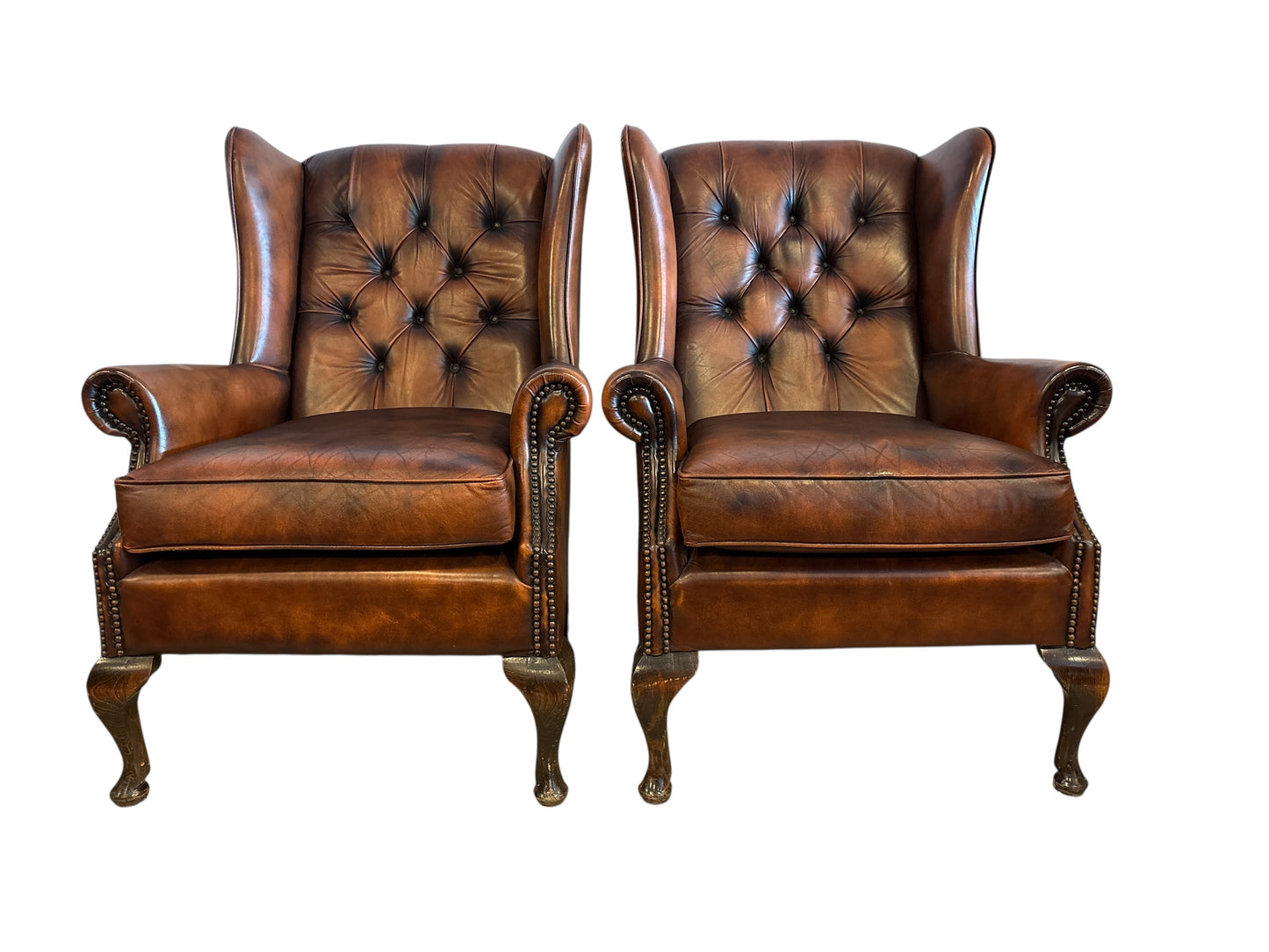 Par Engelska Wingback Fåtöljer i Cognacsfärgat Läder