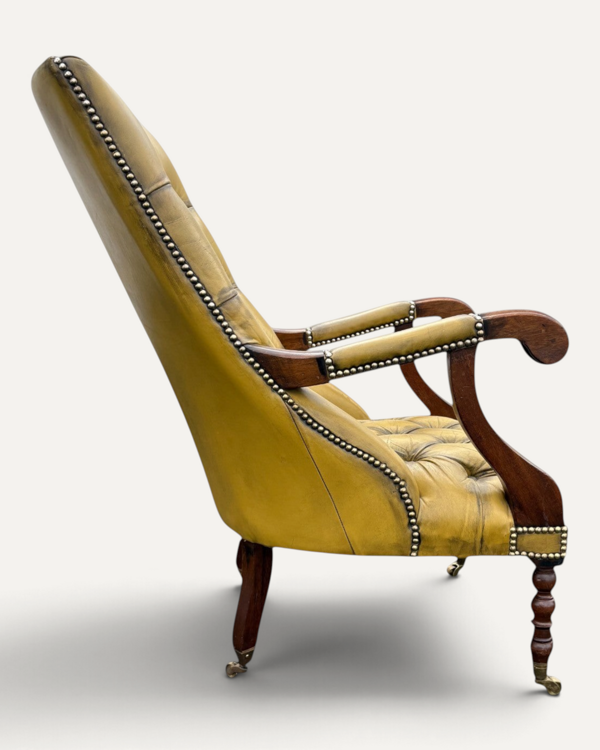 Engelsk library chair i olivgult läder med mässingshjul – bild 3 – Chesterhome