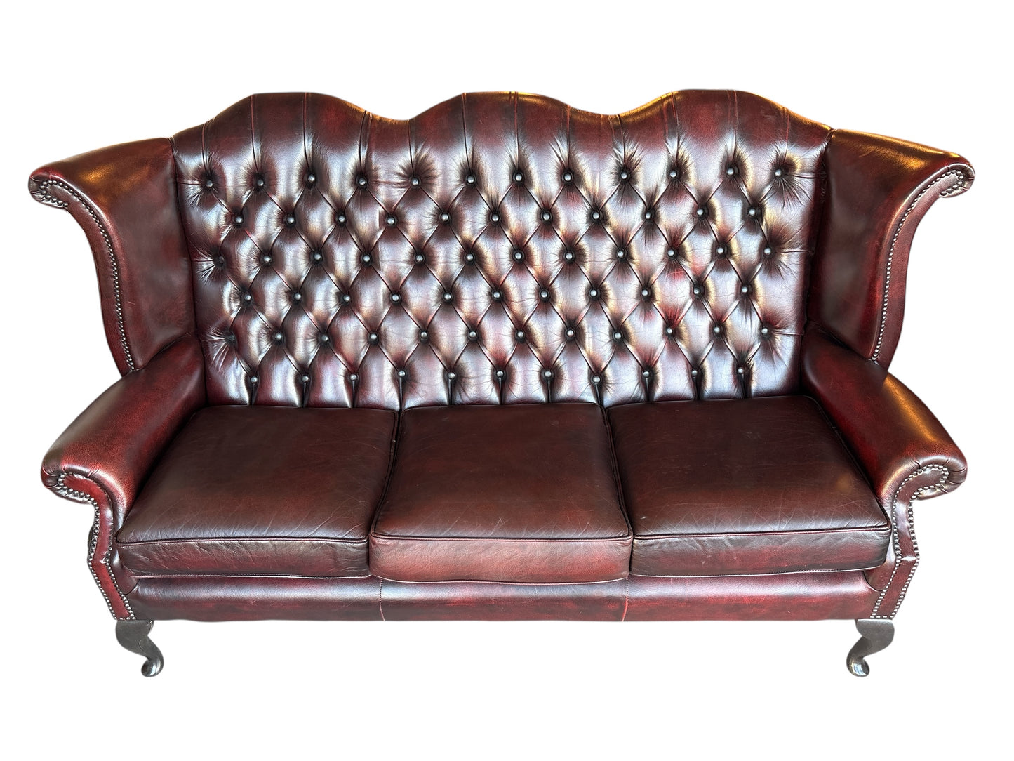 Engelsk "high-back" Chesterfield-soffa i oxblod läder