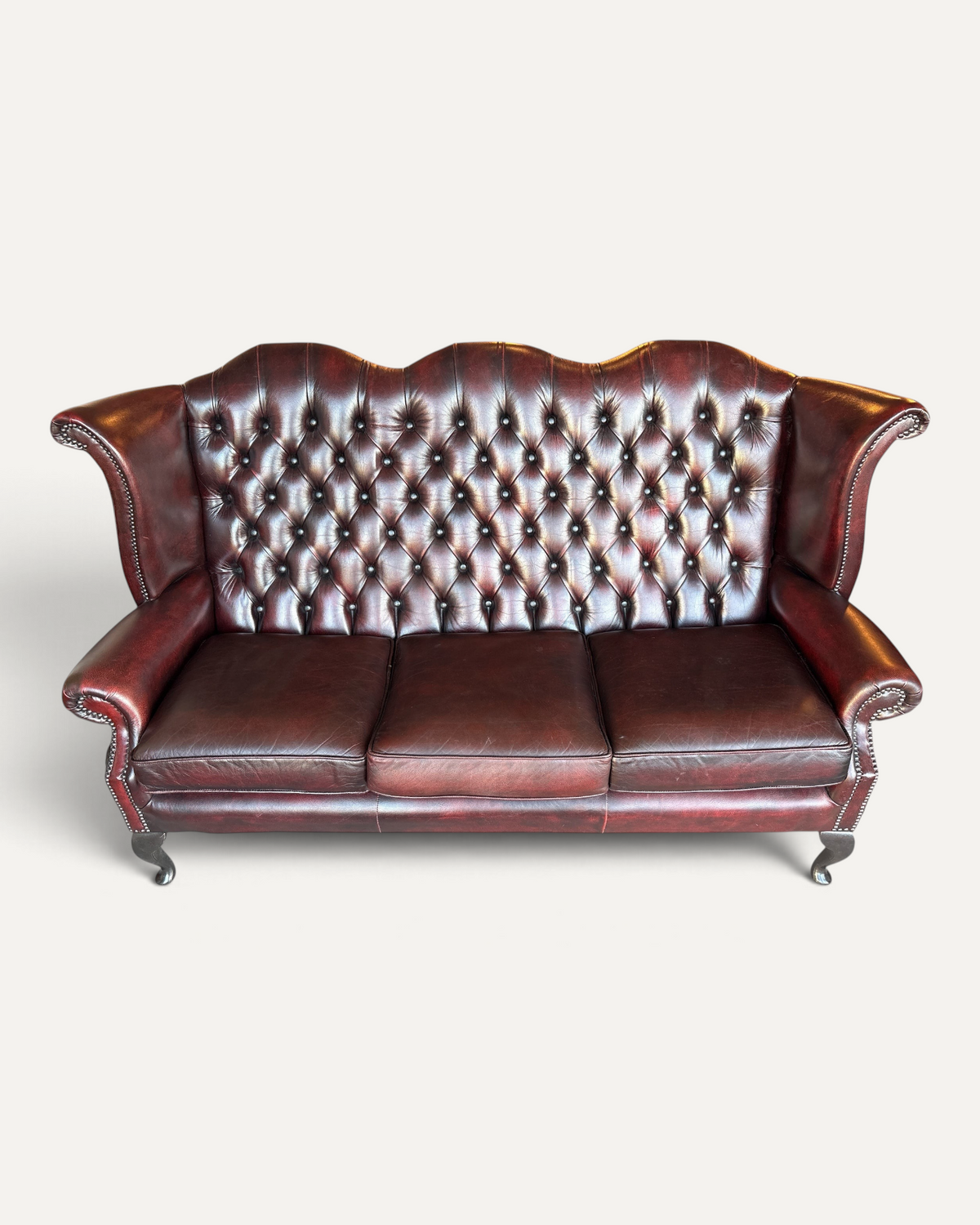 Engelsk high-back Chesterfield-soffa i oxblood läder – bild 2 – Chesterhome