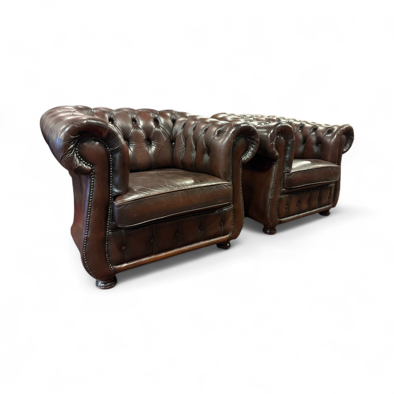 Par Klassiska Chesterfield Fåtöljer i Brunt Läder