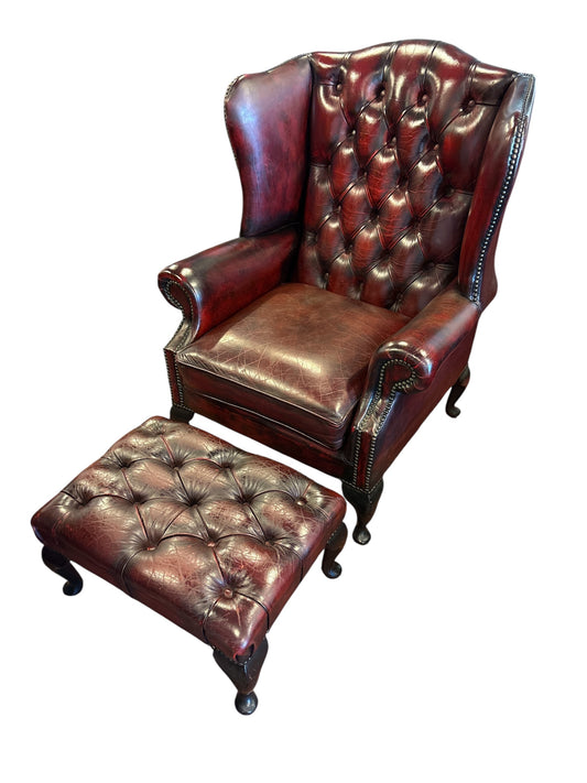 Chesterfield wingback-fåtölj i oxblood läder med fotpall