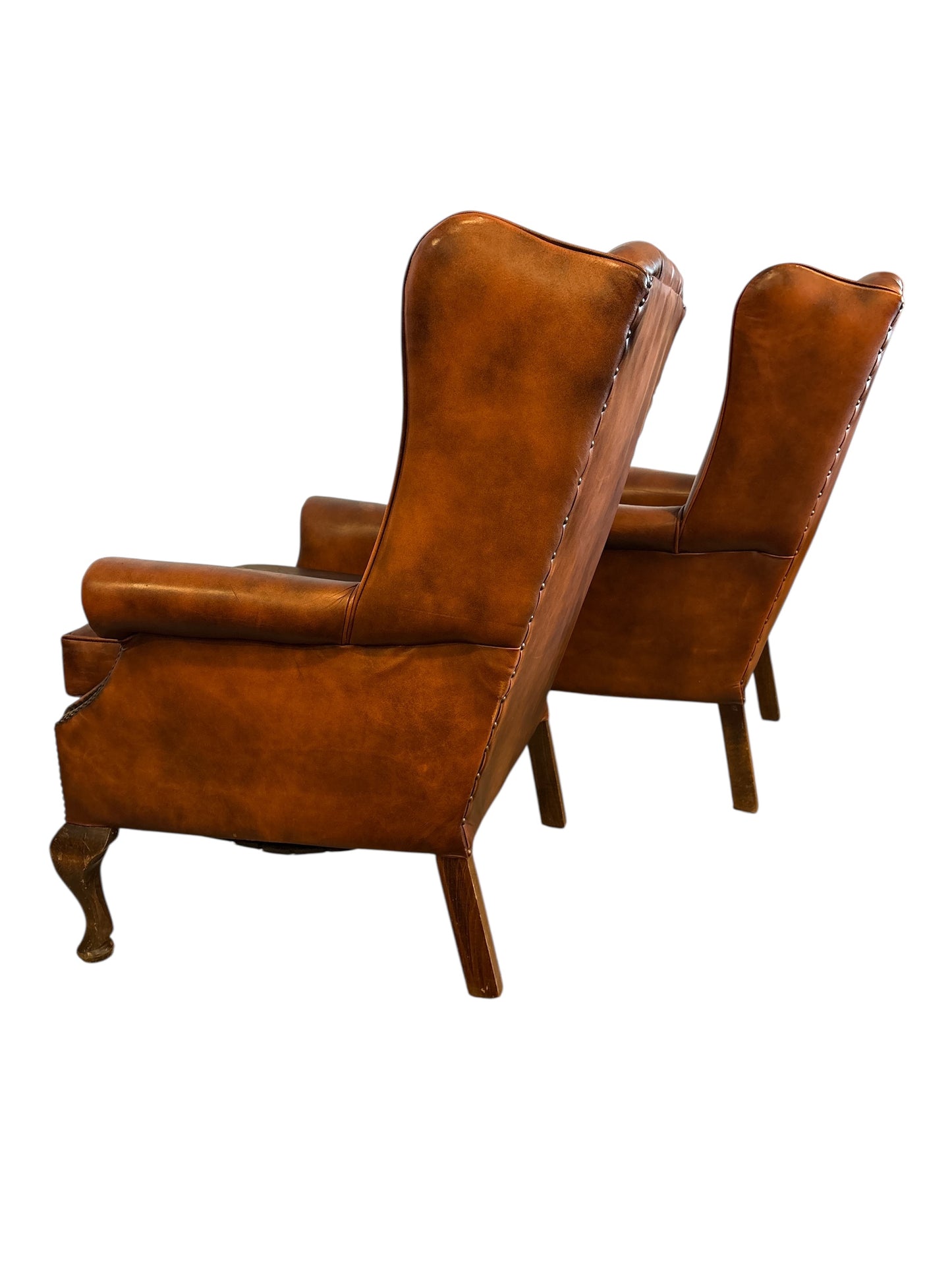 Par Engelska Wingback Fåtöljer i Cognacsfärgat Läder
