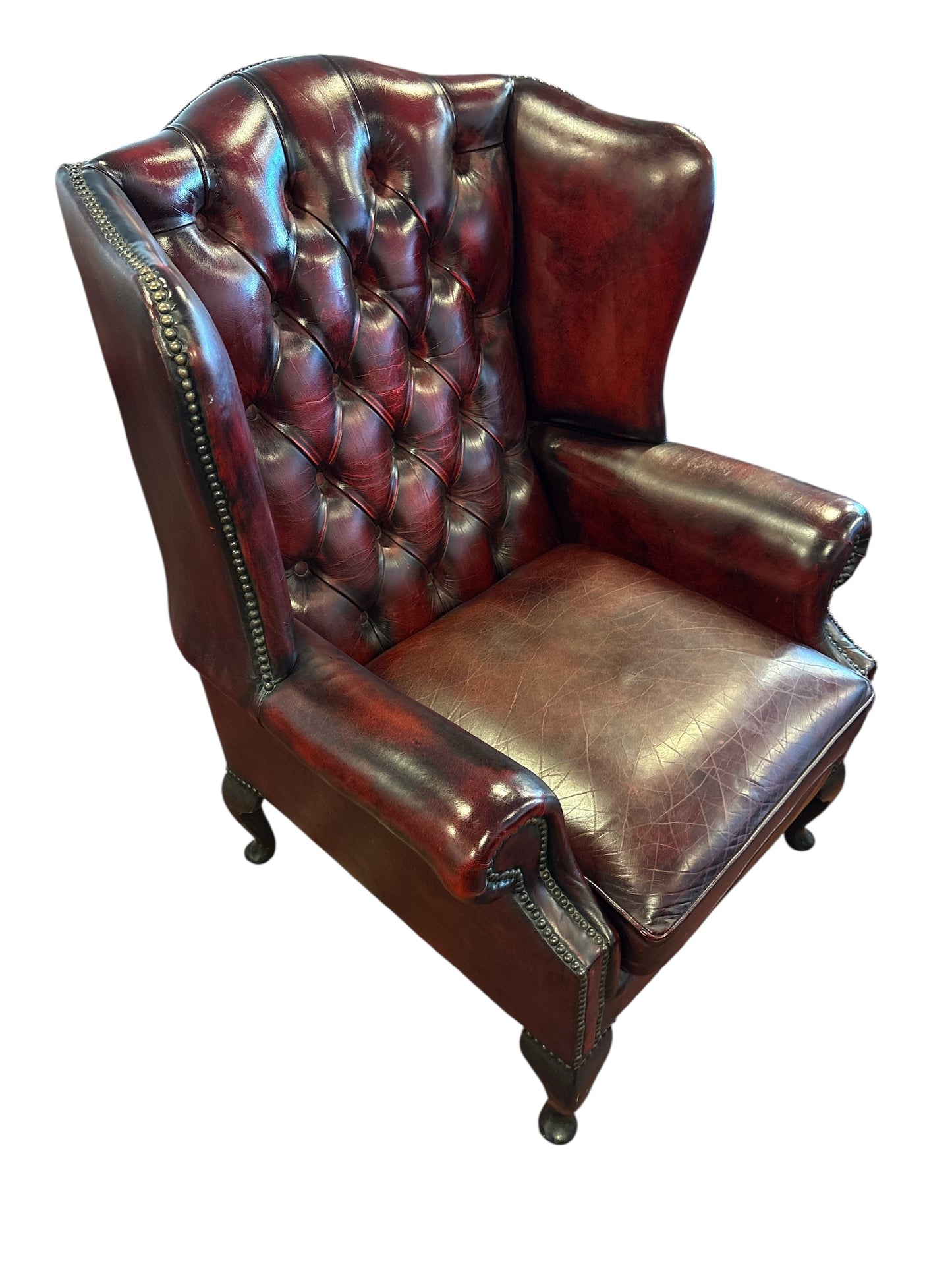 Chesterfield wingback-fåtölj i oxblood läder med fotpall