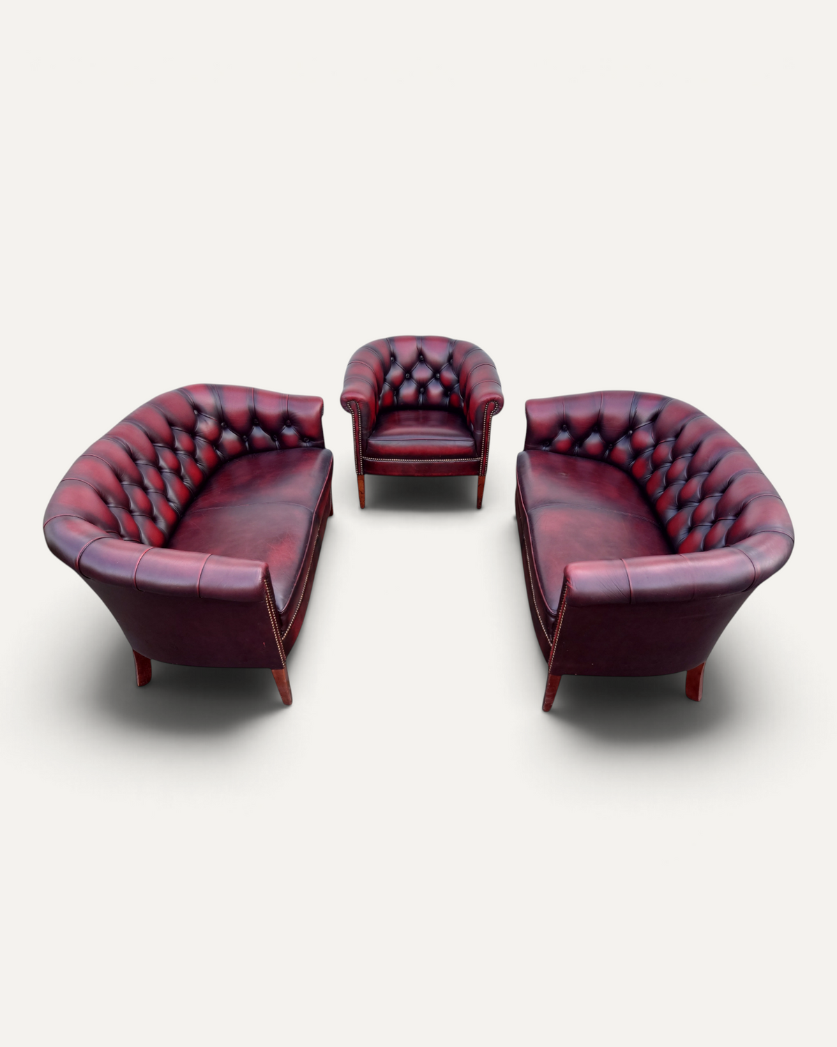 Chesterfield soffgrupp i oxblood läder, 3 delar – Chesterhome