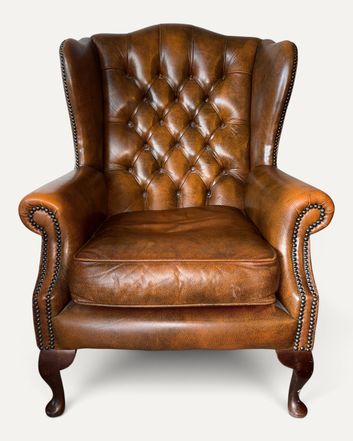Chesterfield öronlappsfåtöljer i brunt läder, par