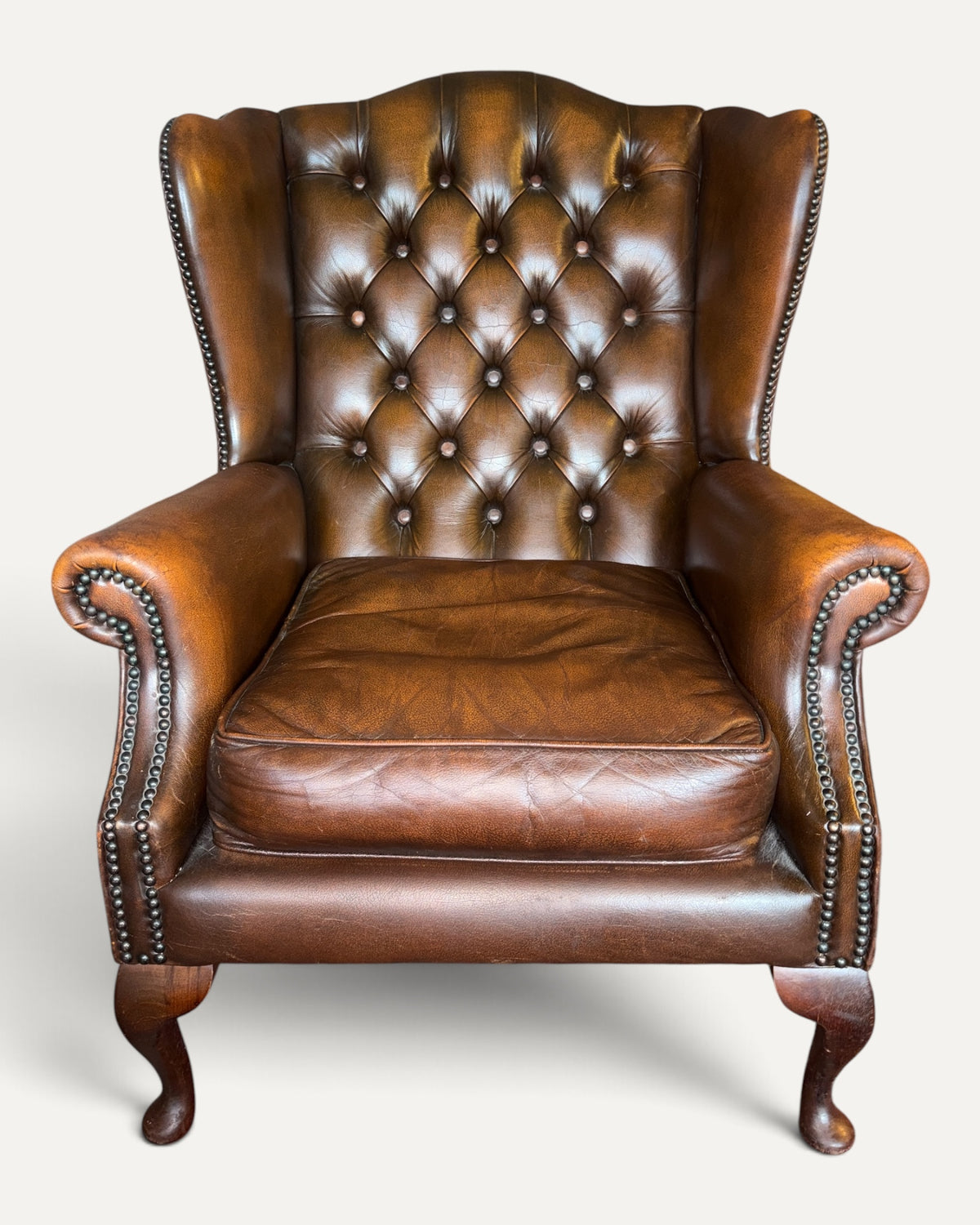 Chesterfield öronlappsfåtöljer i brunt läder, par