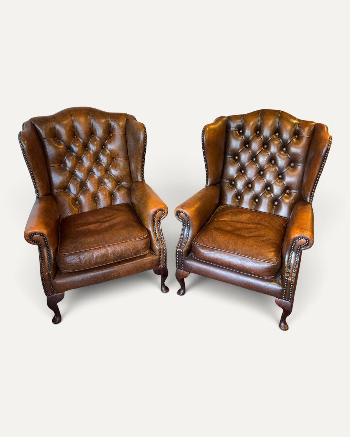 Chesterfield öronlappsfåtöljer i brunt läder, par