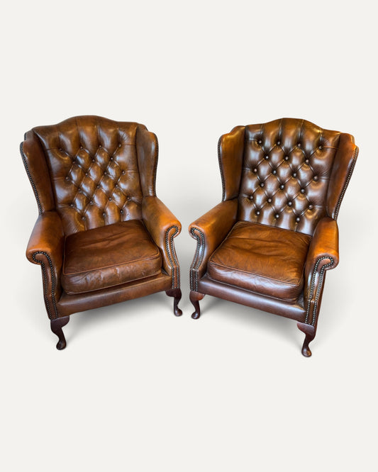 Chesterfield öronlappsfåtöljer i brunt läder, par