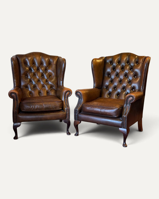 Chesterfield öronlappsfåtöljer i brunt läder, par