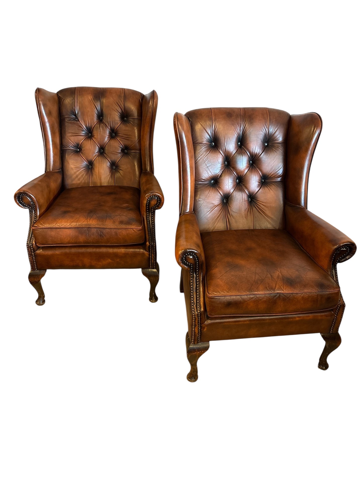 Par Engelska Wingback Fåtöljer i Cognacsfärgat Läder