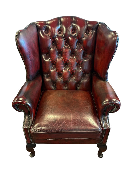 Chesterfield wingback-fåtölj i oxblood läder med fotpall