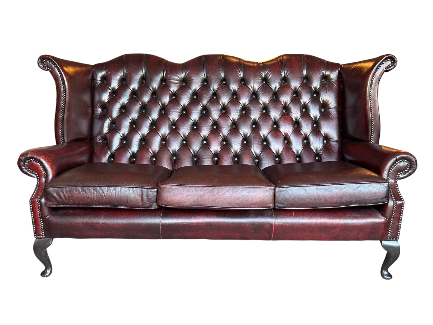 Engelsk "high-back" Chesterfield-soffa i oxblod läder