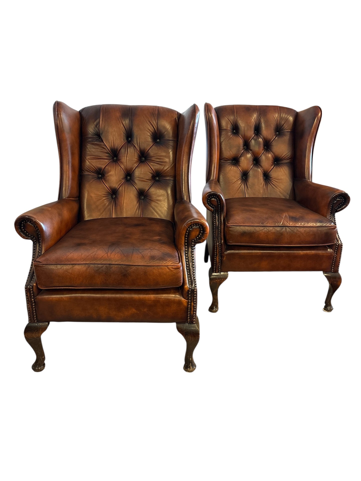 Par Engelska Wingback Fåtöljer i Cognacsfärgat Läder