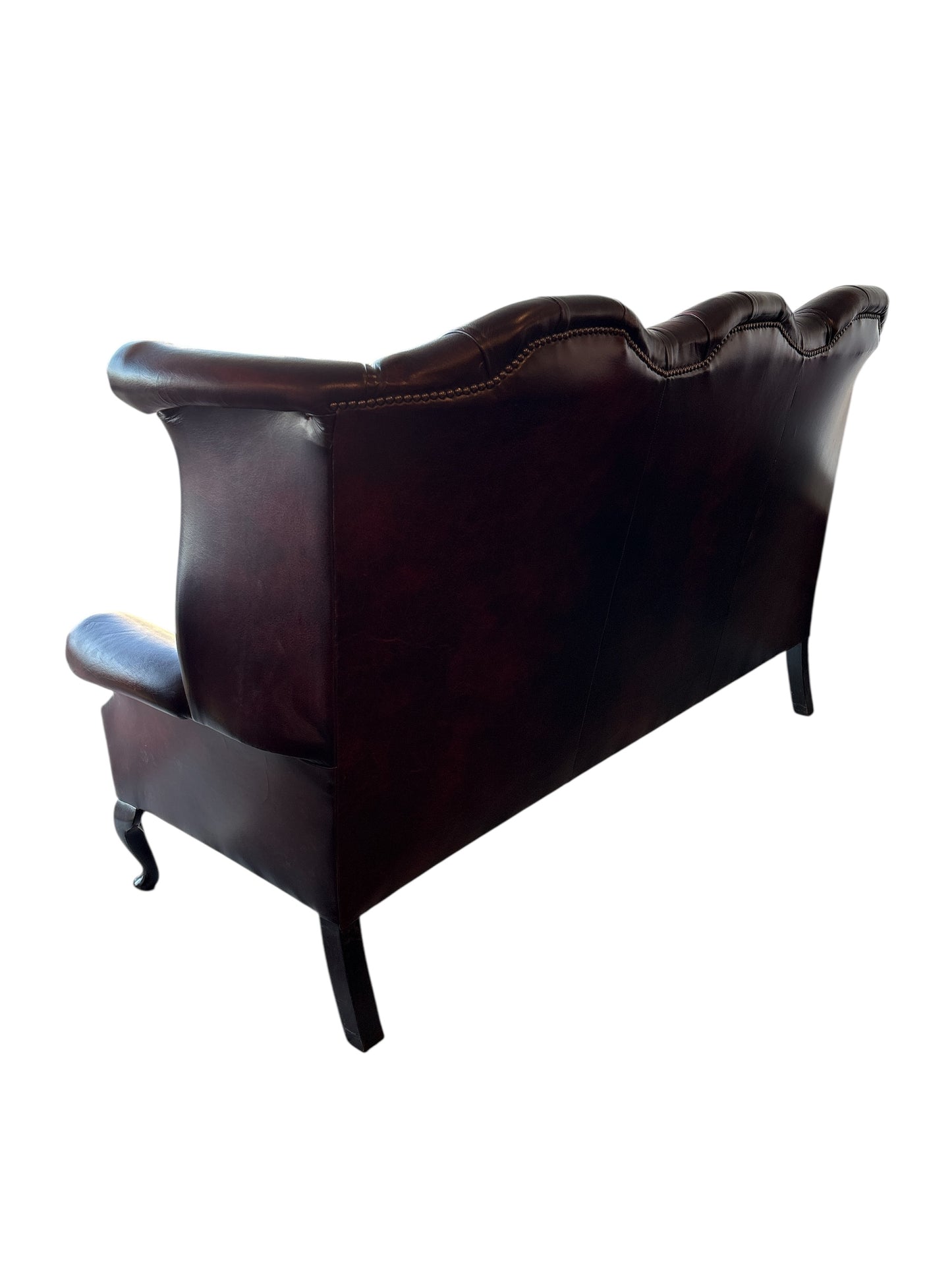 Engelsk "high-back" Chesterfield-soffa i oxblod läder