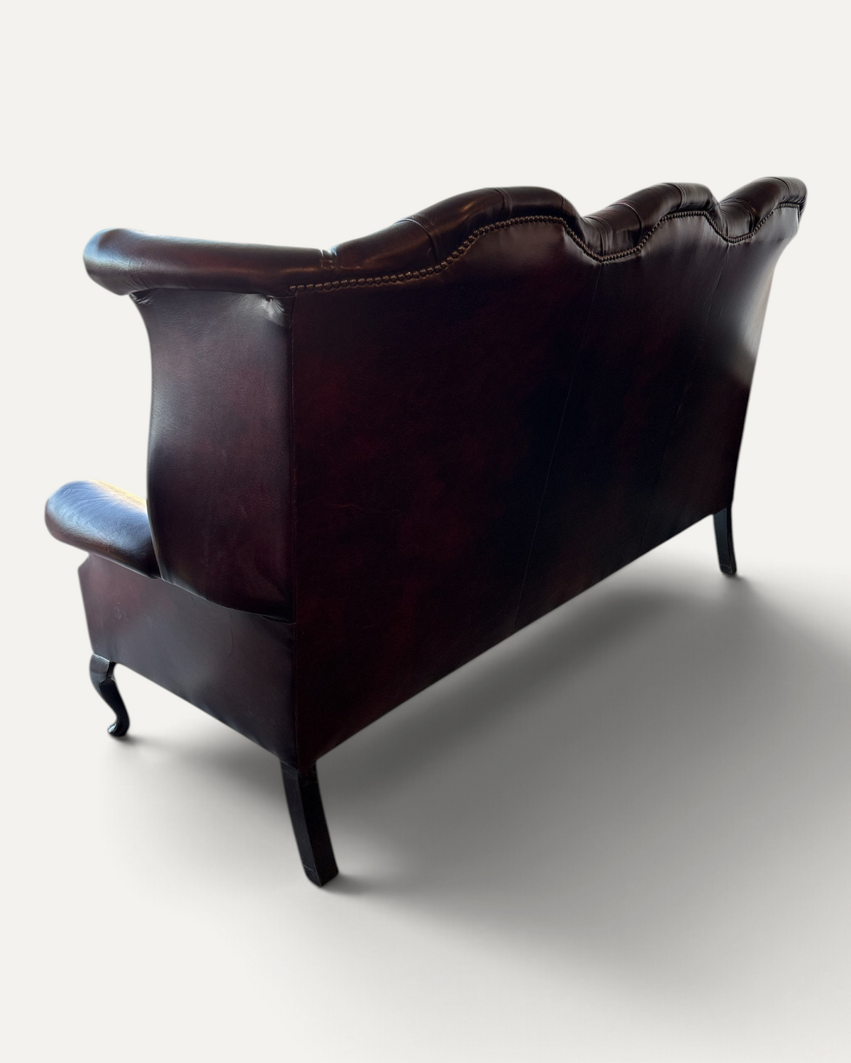 Engelsk high-back Chesterfield-soffa i oxblood läder – bild 4 – Chesterhome