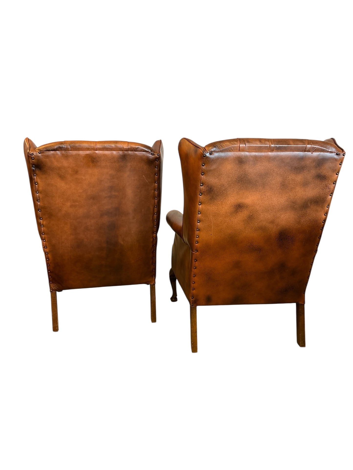 Par Engelska Wingback Fåtöljer i Cognacsfärgat Läder