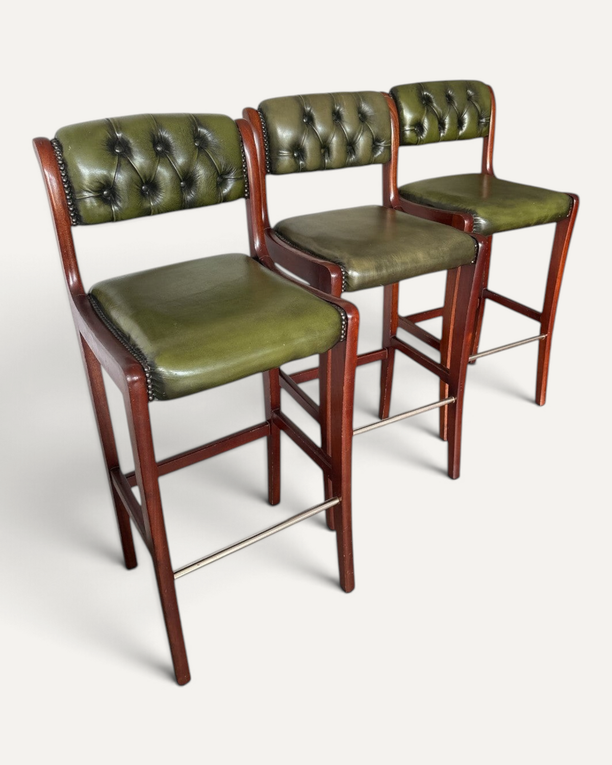 Tre engelska Chesterfield barstolar i olivgrönt läder och mahogny – bild 3 – Chesterhome