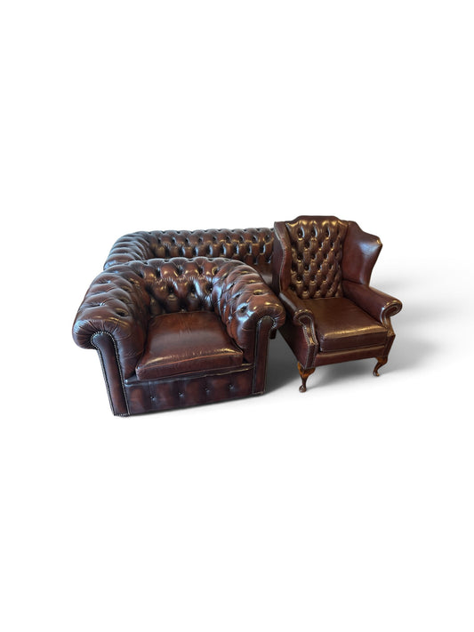 Engelsk Chesterfield soffgrupp i brunt läder — 3-sits, club chair och wingchair