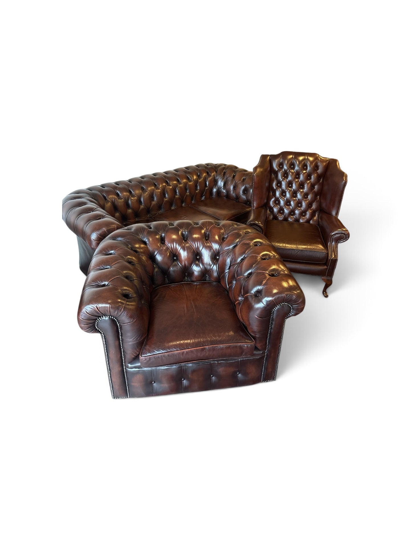 Engelsk Chesterfield soffgrupp i brunt läder — 3-sits, club chair och wingchair