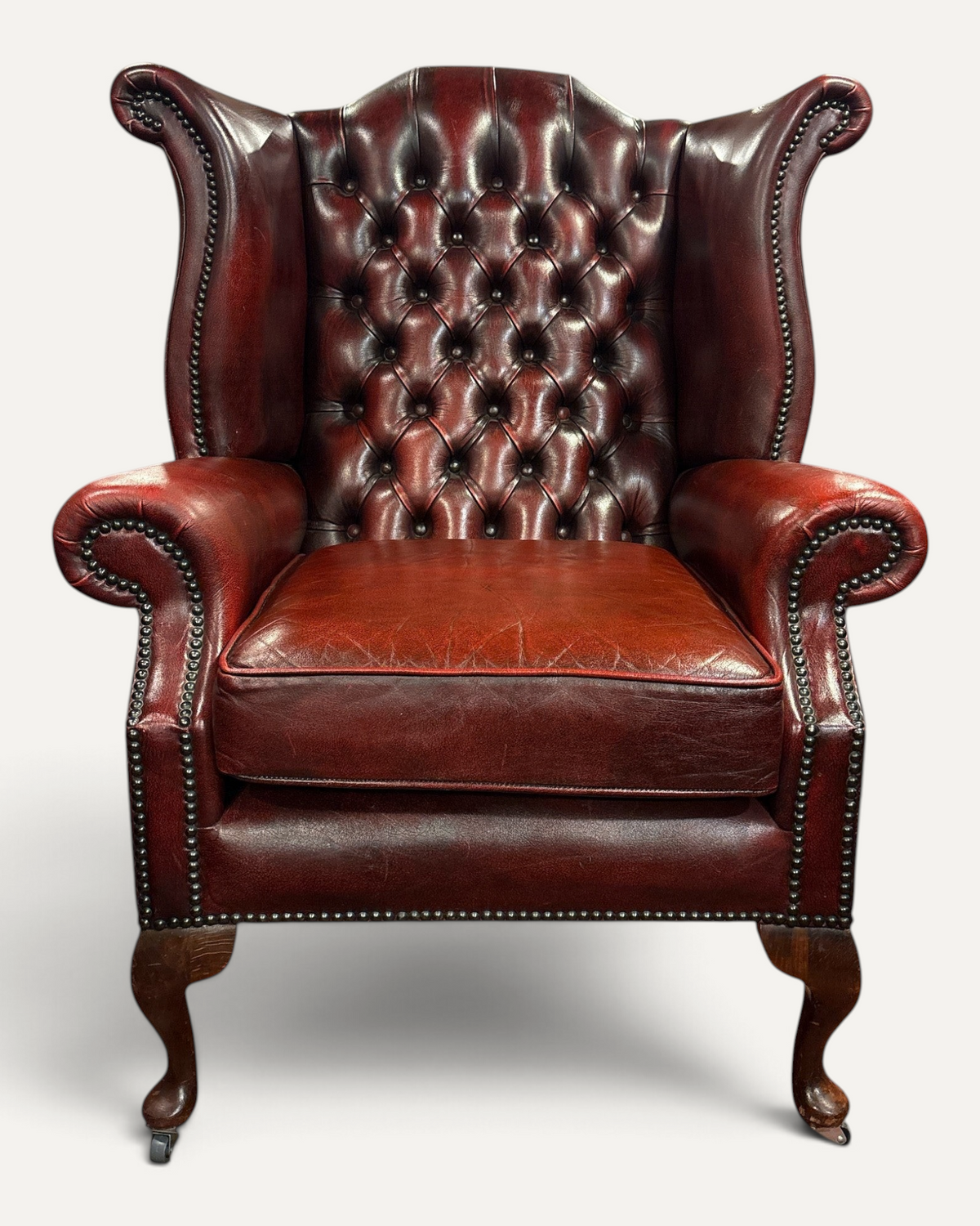 Chesterfield wingback-fåtölj i oxblood läder – Chesterhome