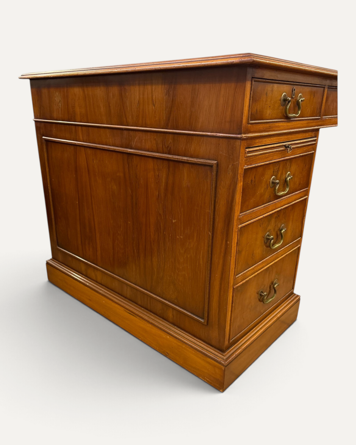 Twin pedestal-skrivbord med röd läderskiva – bild 5 – Chesterhome