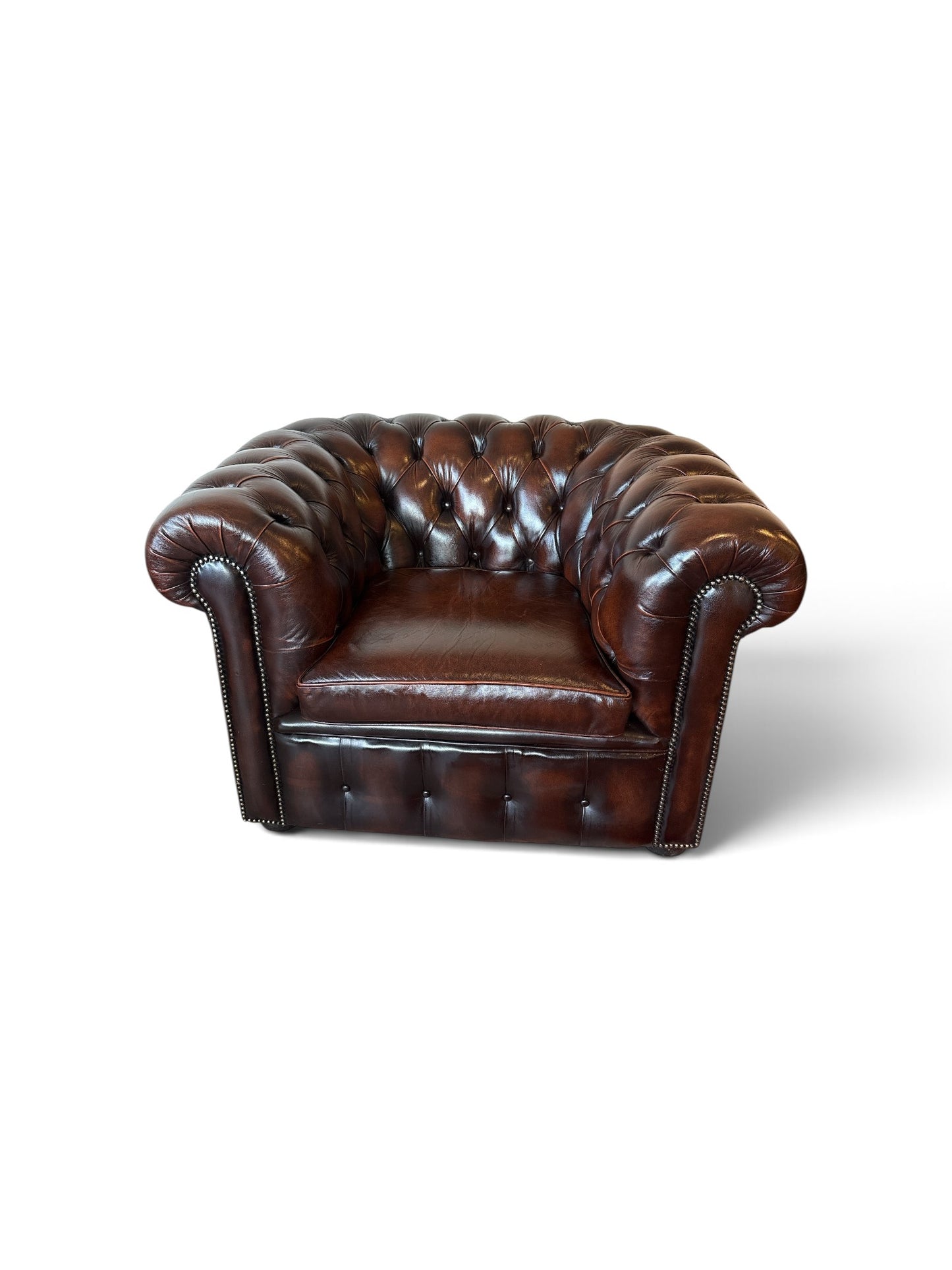 Engelsk Chesterfield soffgrupp i brunt läder — 3-sits, club chair och wingchair