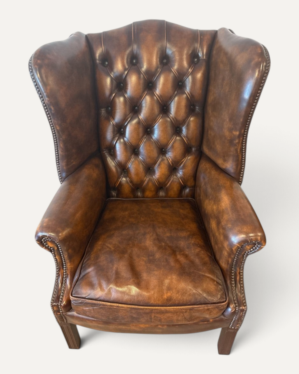 Engelsk Chesterfield wingback-fåtölj med fotpall i cognacfärgat läder – bild 4 – Chesterhome