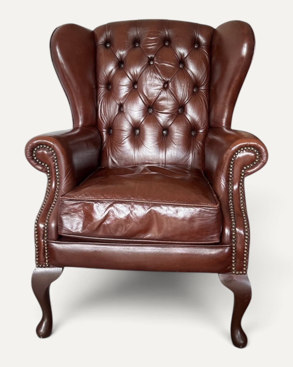 Chesterfield wingback-fåtölj i brunt läder – bild 3 – Chesterhome