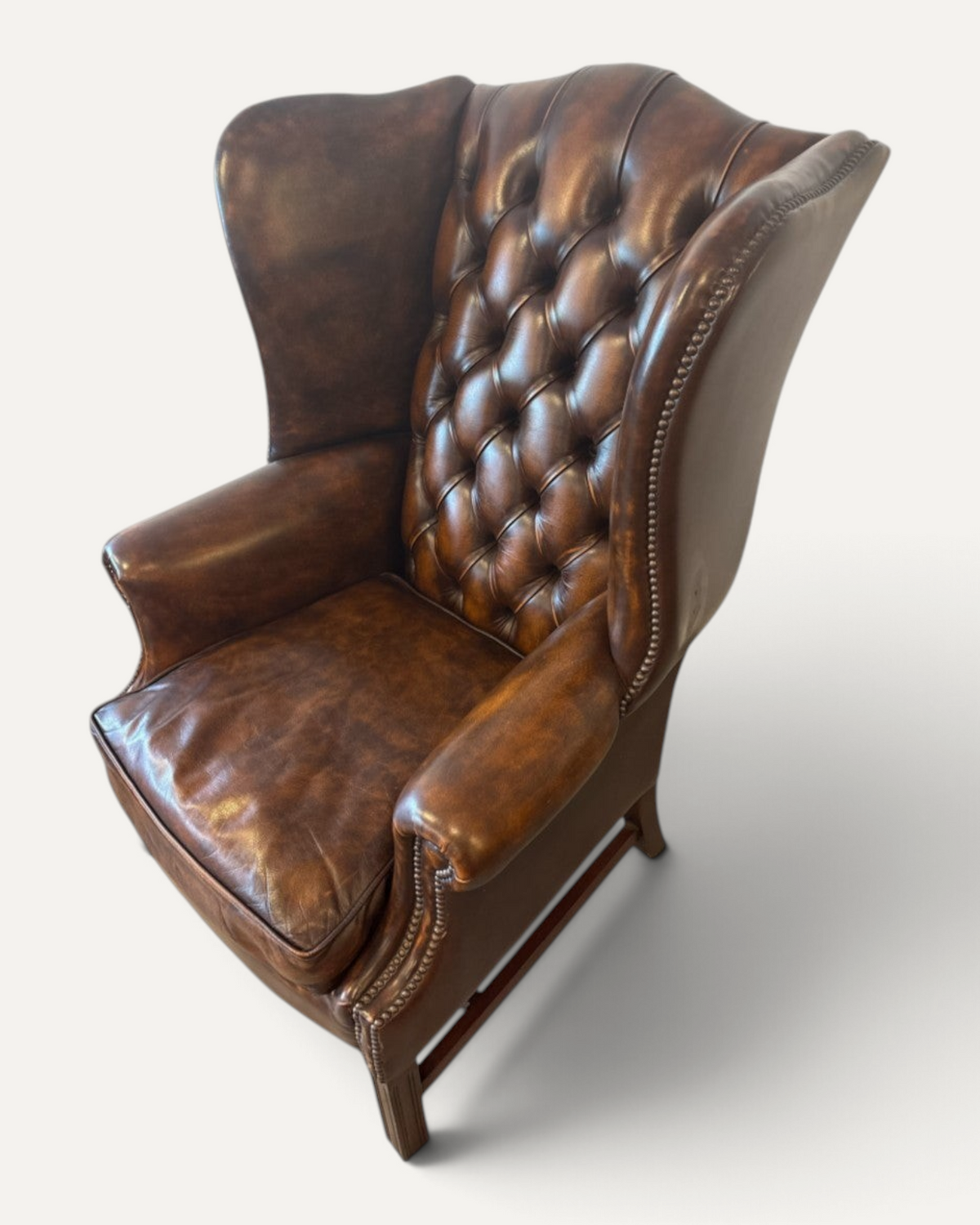 Engelsk Chesterfield wingback-fåtölj med fotpall i cognacfärgat läder – bild 5 – Chesterhome
