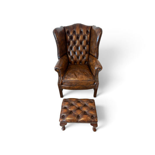 Engelsk Chesterfield Wingback fåtölj med matchande fotpall i cognacfärgat läder