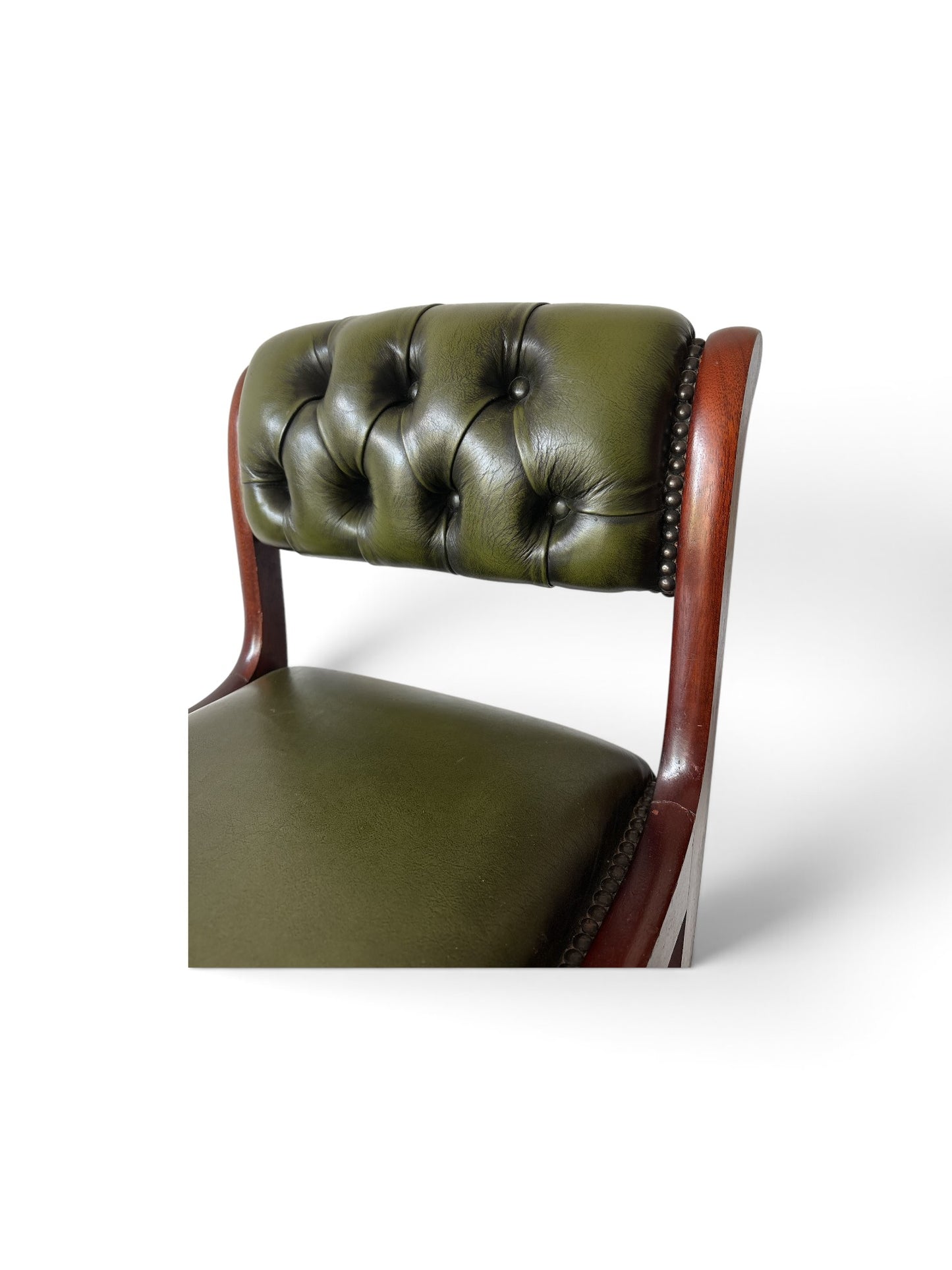 Engelska Chesterfield barstolar i olivgrönt läder och mahogny — set om 3
