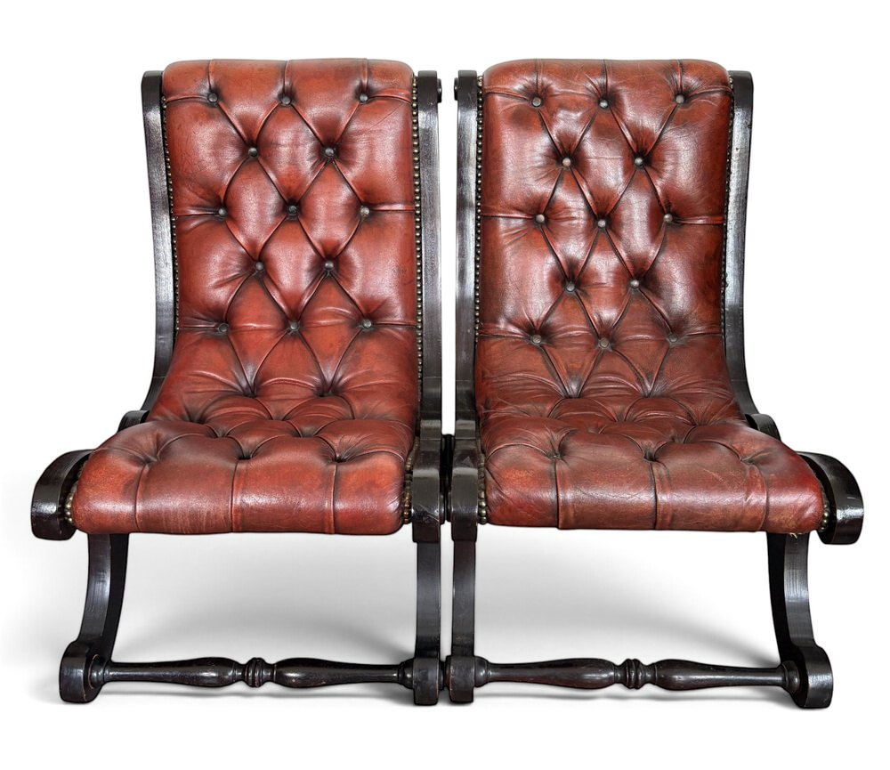 Engelska Chesterfield lounge stolar i oxblood läder — set om 2