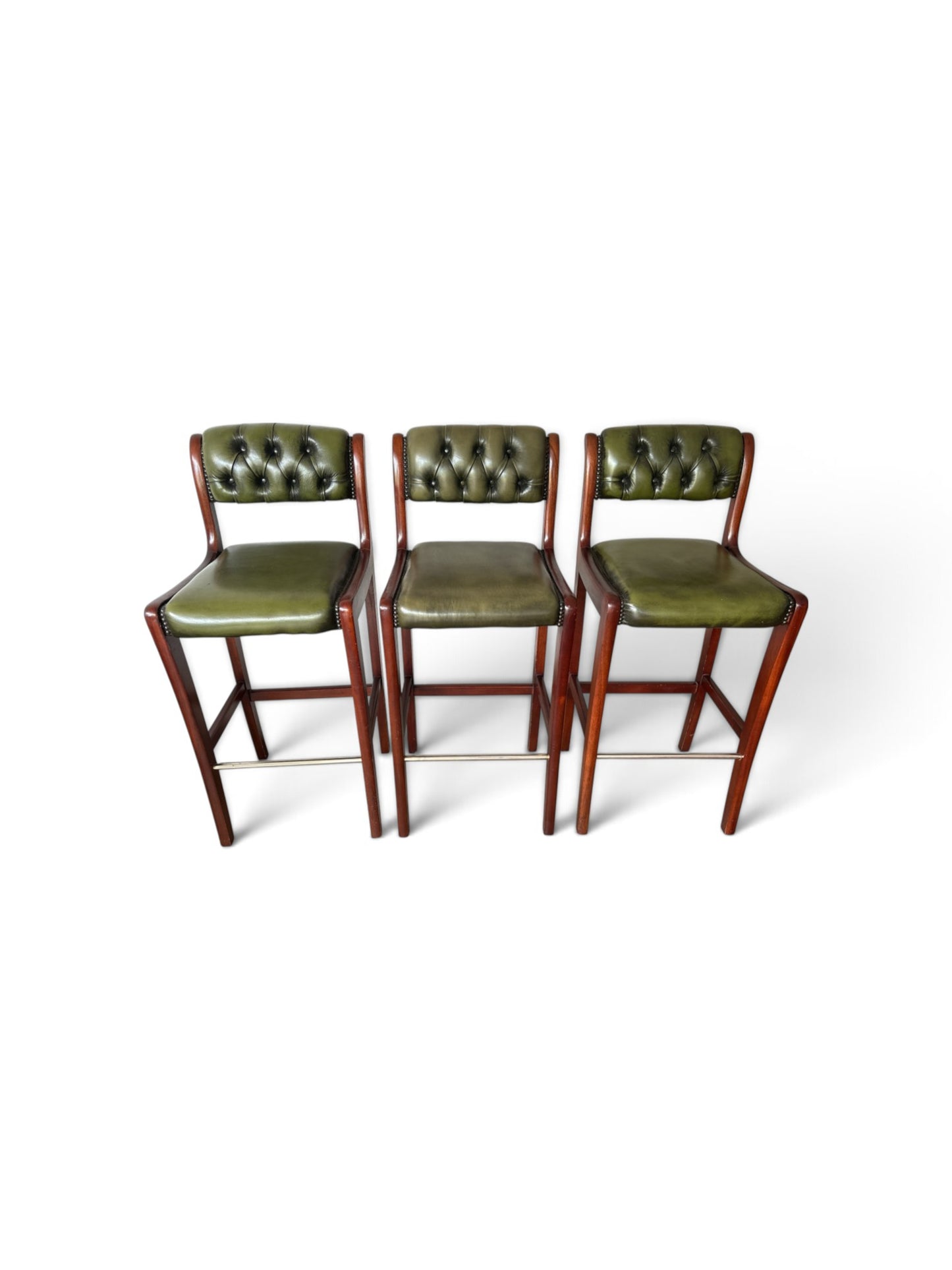 Engelska Chesterfield barstolar i olivgrönt läder och mahogny — set om 3