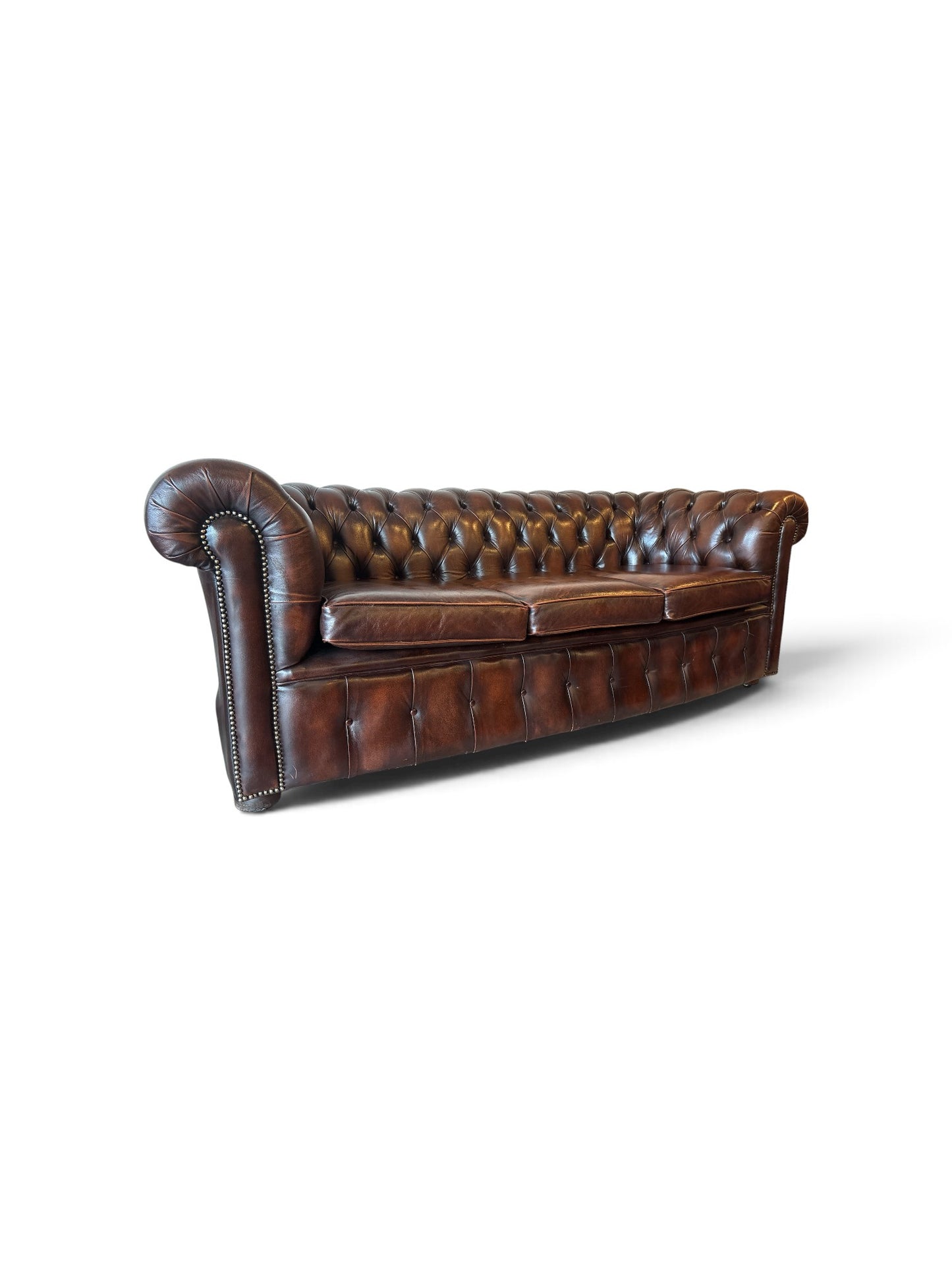 Engelsk Chesterfield soffgrupp i brunt läder — 3-sits, club chair och wingchair