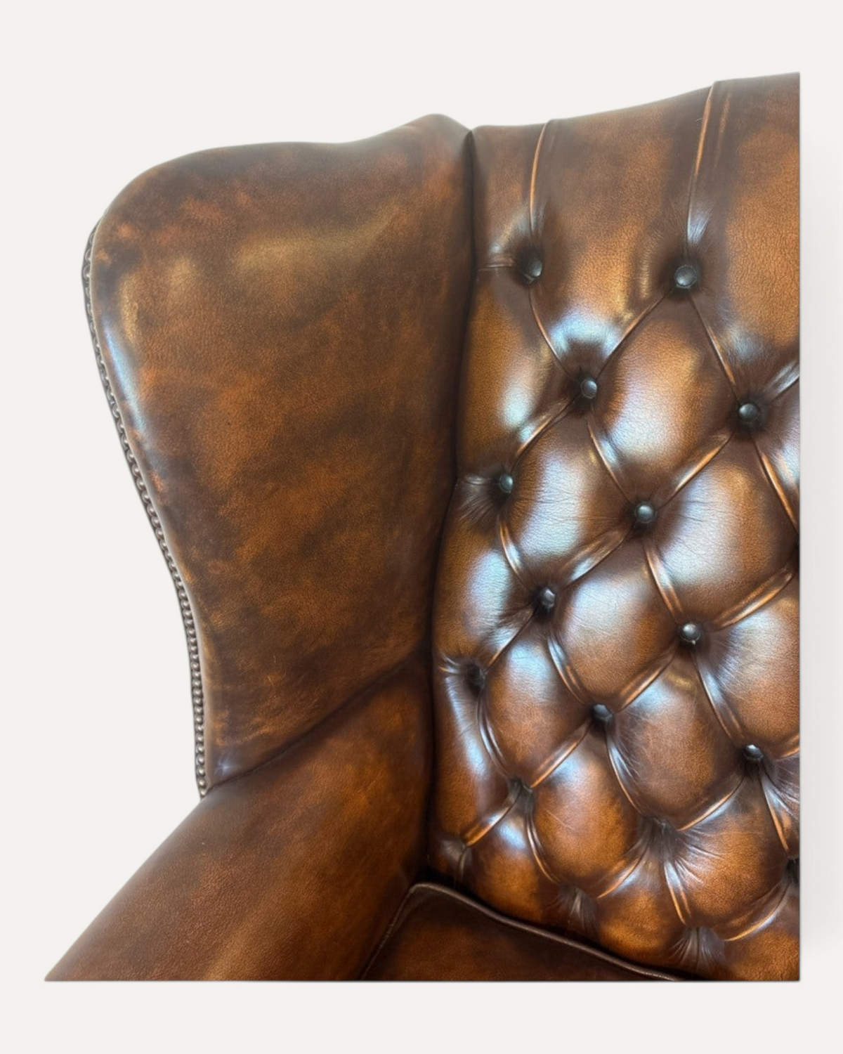 Engelsk Chesterfield wingback-fåtölj med fotpall i cognacfärgat läder – bild 7 – Chesterhome