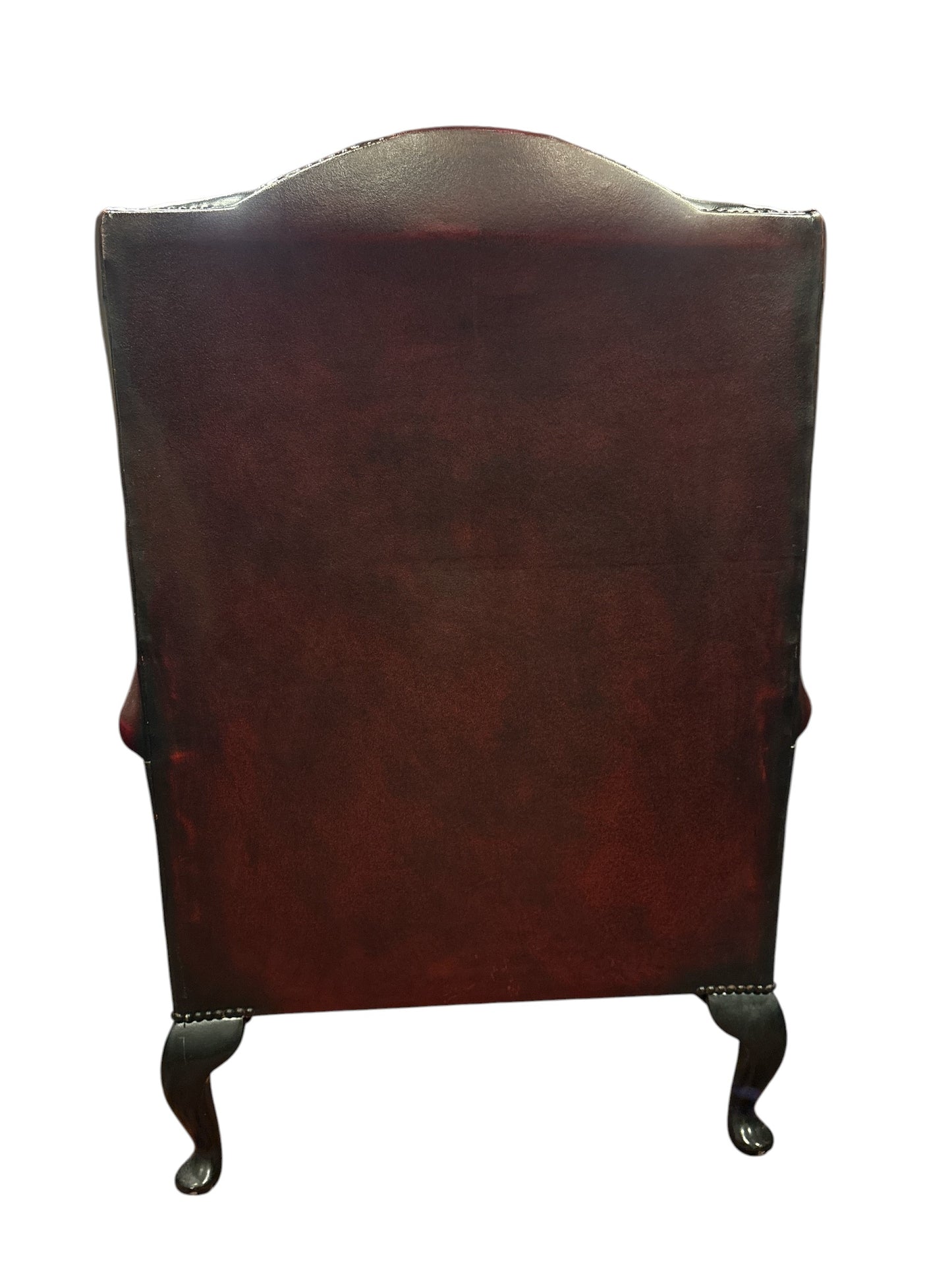 Chesterfield wingback-fåtölj i oxblood läder med fotpall
