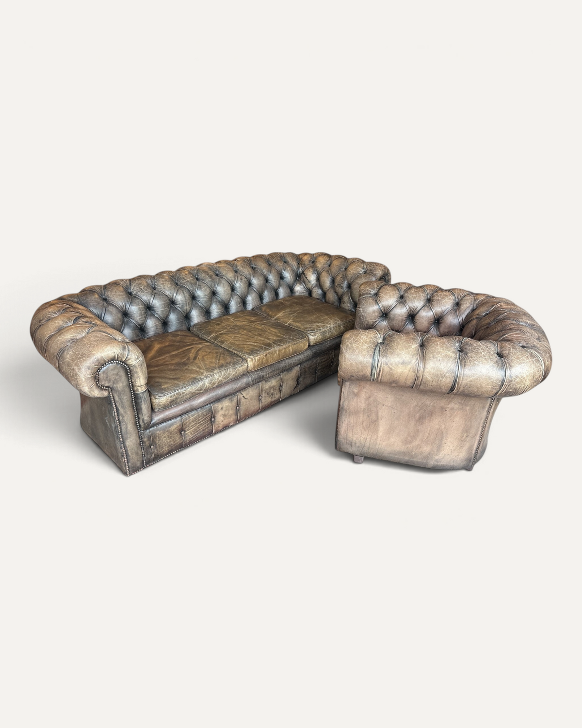 Chesterfield soffgrupp i buffelläder, 2 delar – bild 2 – Chesterhome