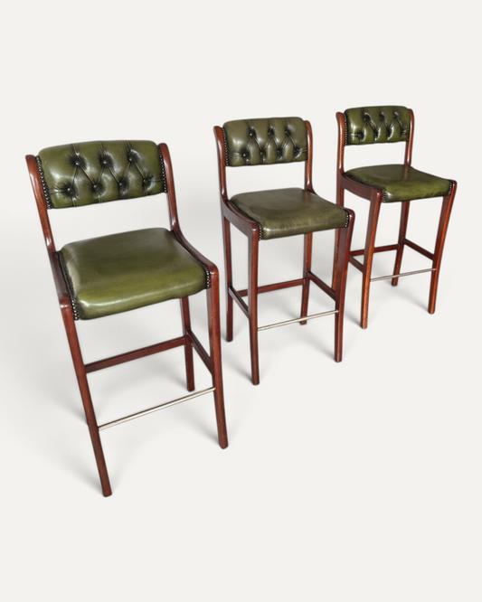 Tre engelska Chesterfield barstolar i olivgrönt läder och mahogny – Chesterhome