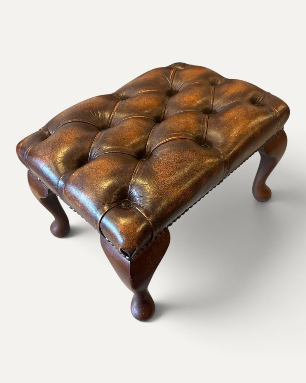 Engelsk Chesterfield wingback-fåtölj med fotpall i cognacfärgat läder – bild 9 – Chesterhome